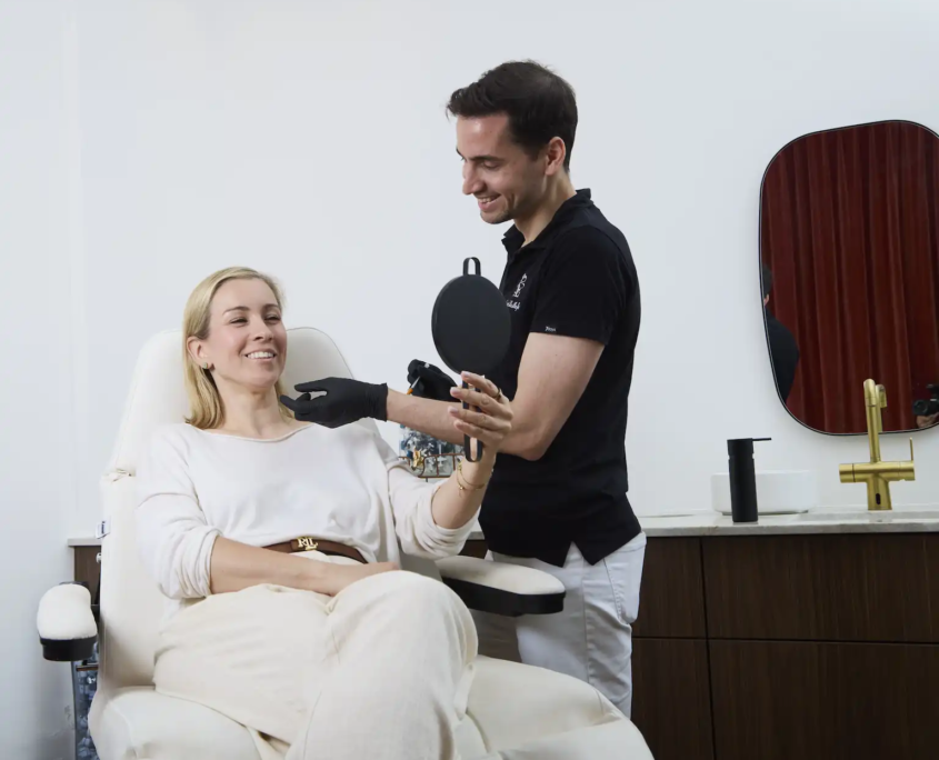 Dr. Peter Herndlhofer im ärztlichen Beratungsgespräch mit einer Kundin bei GoAesthetic in Wien